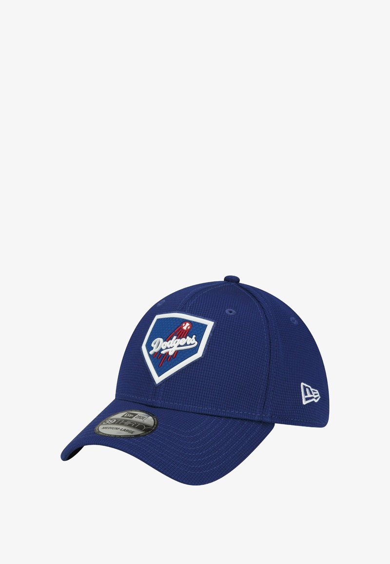 Casquette de baseball bleue avec un tissu texturé. Présente un logo des Dodgers en blanc et rouge sur un patch en forme de bouclier. Visière courbée et ajustement réglable.