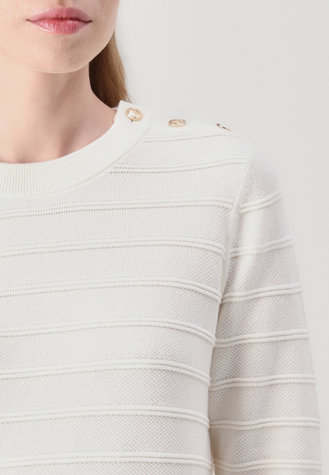 TEXTURED C NECK
