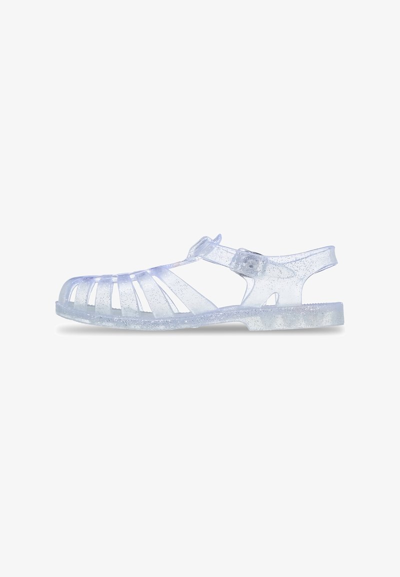 Sandale en plastique transparent avec une finition pailletée. Caractérisée par un bout ouvert, plusieurs brides, une boucle réglable à la cheville, et une semelle plate.