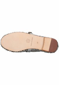 Sandal con tira trenzada plateada y suela texturizada, con una base de cuero beige y un acento marrón. Talla 37 estampada en la suela.