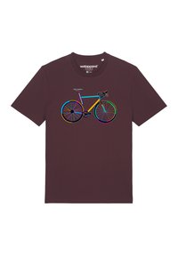 Bordeauxrotes T-Shirt mit einer bunten, stilisierten Fahrradgrafik und lebhaften Akzenten am Rahmen und den Rädern. Hergestellt aus weicher, atmungsaktiver Baumwolle.