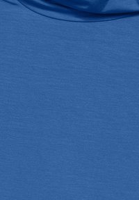 Blauer Baumwollstoff mit glatter Textur, der ein meliertes Muster und einen leichten Stretch aufweist, geeignet für legere Bekleidung.