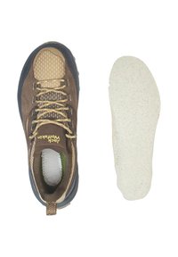 Chaussure de randonnée marron et marine avec une tige en maille et en daim texturé, dotée de lacets dorés et d'une semelle intérieure amovible blanche avec des éclats colorés.