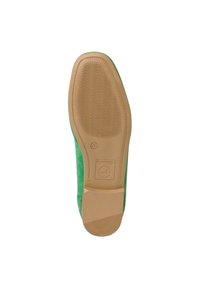 Groene suède zool met een gestructureerde afwerking, voorzien van een tan rubberen buitenzool met groeven voor grip en een logo dat in de hiel is geperst.