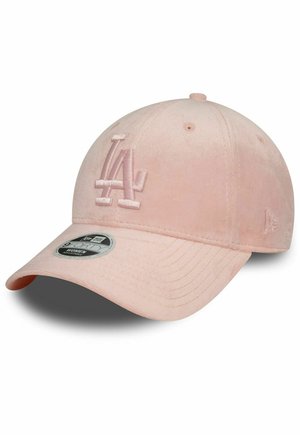 Gorra de terciopelo rosa con el logotipo bordado "LA", visera curva y correa ajustable en la parte trasera. Presenta una etiqueta de tamaño circular en el ala.