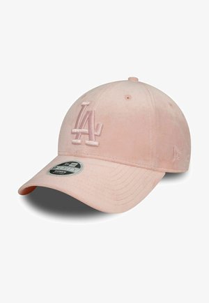 Gorra de terciopelo rosa con el logotipo bordado "LA", visera curva y correa ajustable en la parte trasera. Presenta una etiqueta de tamaño circular en el ala.