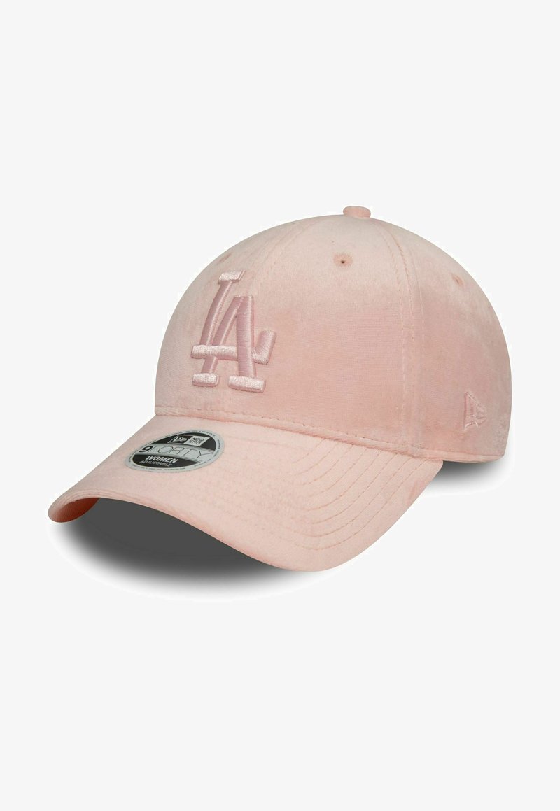 Gorra de terciopelo rosa con el logotipo bordado "LA", visera curva y correa ajustable en la parte trasera. Presenta una etiqueta de tamaño circular en el ala.