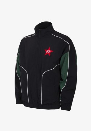 Zwarte jas met ritssluiting, groene mouwpanelen, witte biesdetails en een rood sterlogo met "RS" op de linkerborst.