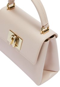 Borsa a mano in pelle rosa chiaro con un design strutturato, hardware in tonalità oro, manico superiore e chiusura a scatto. Superficie testurizzata con dettagli di cucitura.