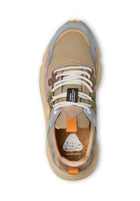 Béžové a pastelové více materiálové tenisky s texturovanými akcenty, bílé tkaničky a korek se stélkou. Výrazná oranžová poutka a detail loga.