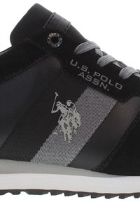 Pantof de sport negru cu partea superioară din textil, dungi gri decorative, logo brodat, șireturi plate și o talpă din cauciuc texturat.