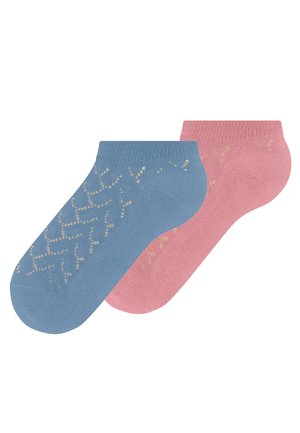 Deux chaussettes basses, une bleue et une rose, présentant un motif en zigzag finement perforé sur le dessus.
