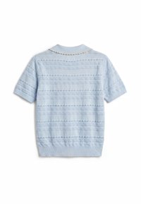 Haut tricoté bleu clair à manches courtes avec des rayures horizontales texturées et un col festonné, vu de dos sur fond blanc.