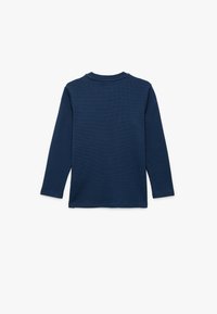 Marineblauw T-shirt met lange mouwen van textuurkatoen, met een ronde hals en rechte snit, zonder zichtbare logo's of patronen.
