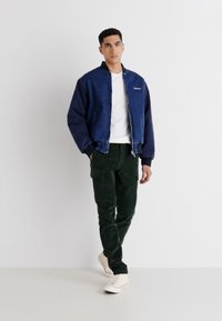 DOCKERS SLIM TAPERED - Pantalon cargo - deep forest