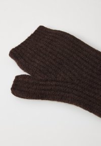 Brune ribbede vanter laget av myk ull, med en teksturert overflate og en tettsittende passform, med avrundet toppkant og åpne fingertupper.