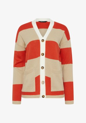 Cardigan boutonné à larges rayures horizontales beiges et orange, patte de boutonnage blanche, deux poches frontales, et manches longues.