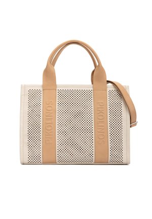 Bolso tote de cuero beige y tostado con perforaciones, dos asas y una correa de hombro ajustable, con el nombre de la marca grabado en relieve en las correas verticales.