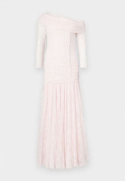 Różowa sukienka z opuszczanymi ramionami i teksturowaną tkaniną. Długie rękawy, marszczony top oraz luźna, plisowana spódnica z kwiatowymi zdobieniami.