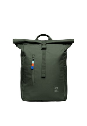 Mørkegrøn roll-top rygsæk med front lynlåslomme og flerfarvet lynlåstrækker, bærehåndtag samt "GOT BAG" logo nederst til højre.