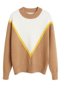 Sweter dziany z brązową częścią korpusu, białym górnym fragmentem oraz żółtymi trójkątnymi akcentami, z prążkowanym kołnierzem i wzorem z kropek.