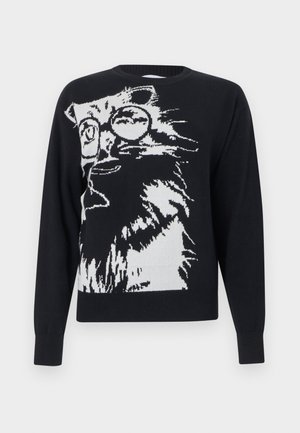 Fekete pulóver nagy, fehér grafikai ábrával az elején, amely egy balra néző, kerek szemüveget viselő macskát ábrázol.