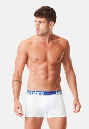 Boxers en coton blanc avec une taille bleue arborant la marque 'Umbro'. Le tissu est lisse et la coupe est ajustée.