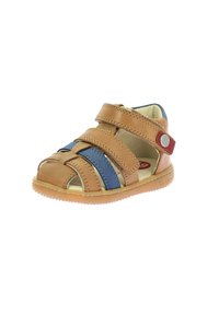 Sandales en cuir tan et bleu avec trois sangles ajustables, design à bout ouvert, semelle en caoutchouc et détail de bouton rouge.