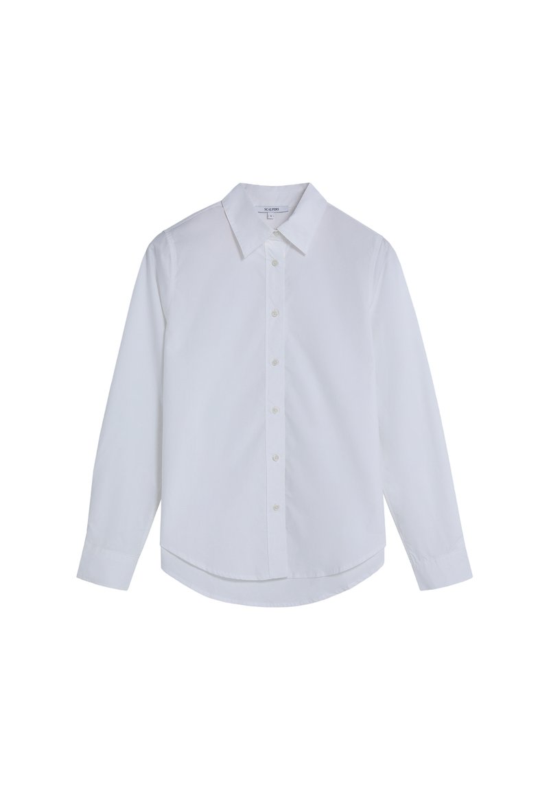 Camisa blanca de manga larga con cuello puntiagudo, botones frontales y dobladillo curvado, presentada sobre un fondo blanco.