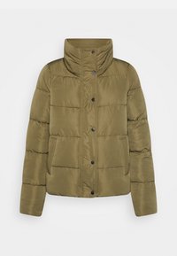 Olivgrön vadderad jacka med hög krage, svarta tryckknappar, horisontell sömnad och sidofickor; slät, glansig yta.