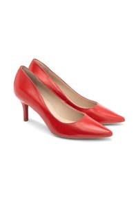 Zapatos de tacón alto de cuero rojo con un diseño de punta afilada y textura suave. El tacón mide aproximadamente 6.5 centímetros de altura.