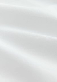 Witte stof met een gladde textuur, voorzien van subtiele kreukels en een zachte glans, wat duidt op een lichtgewicht en ademend materiaal.