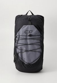 Mochila preta com exterior texturizado, bolso frontal cinzento com design diagonal, cordões elásticos e fechos de correr para armazenamento seguro.
