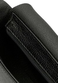 Czarna skórzana torba o fakturowanej powierzchni. Zamknięcie na zamek błyskawiczny wzdłuż krawędzi. Gładkie wykończenie kontrastujące z fakturowanym detalem.