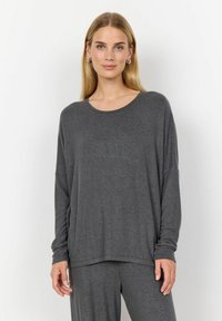 Šedý dlouhý rukáv top vyrobený z měkk�é, strukturované tkaniny s volným střihem. Disponuje kulatým výstřihem a spadlými rameny pro pohodlí.
