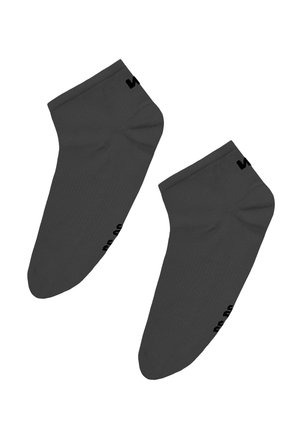 Paar dunkelgraue Knöchelsocken mit kleinem schwarzem Logo nahe am Bündchen, flach auf weißem Hintergrund dargestellt.