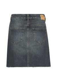 Jeanskjol i mörkblått med fransar nertill, utrustad med två bakfickor och en läderetikett på midjan med varumärkesinformation.