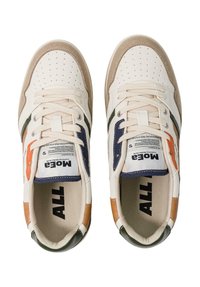 Sneaker mit einer Mischung aus weißen, braunen, grünen, dunkelblauen und orangefarbenen Akzenten. Glattes Lederobermaterial mit perforierter Zehenpartie und gepolstertem Innenraum.