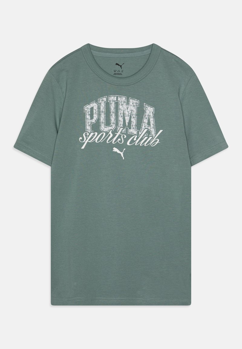 Grønn bomull t-skjorte med rund hals og korte ermer. Frontdesign inkluderer "PUMA sports club" i hvite og teksturerte bokstaver.