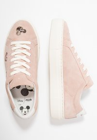 MOA - Master of Arts Tenisky - nude