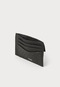 Portafoglio nero realizzato in pelle testurizzata con più slot per carte, caratterizzato da un esterno motivo e un logo argentato sulla parte anteriore.