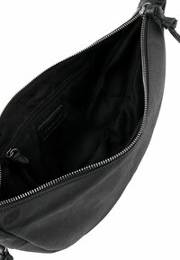 Borsa di stoffa nera con texture liscia, dotata di chiusura con zip, una sola tracolla e una tasca interna a scomparsa.