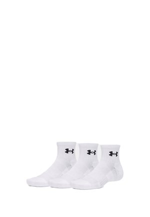 Tres pares de calcetines tobilleros blancos con el logo negro de Under Armour en el puño, dispuestos uno al lado del otro sobre un fondo liso.