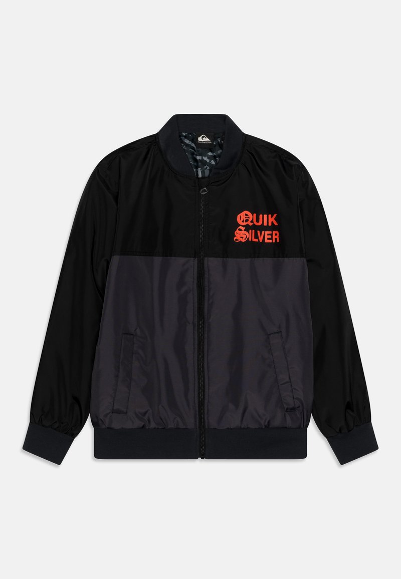 Chaqueta bomber negra y gris oscuro con cremallera frontal, puños acanalados y un logo rojo de "QUIK SILVER" en el pecho. Material suave y ligero.