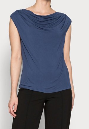 Granatowy top z dekoldem z drapowaniem, krótkimi rękawami i miękkim materiałem. Gładka faktura z subtelnym marszczeniem wzdłuż kołnierza.