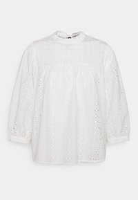 Chemisier blanc avec un col montant, de longues manches bouffantes et des motifs à œillets. Comprend des rayures texturées et un buste froncé pour plus de volume.