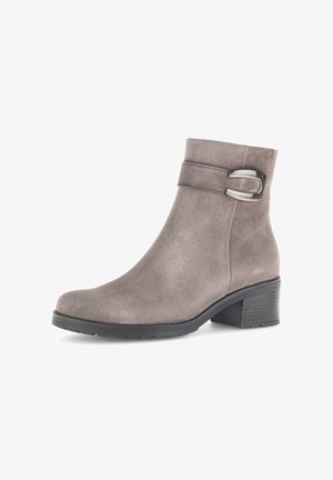 Bottines en suede gris avec un bout arrondi, un talon bloc de hauteur moyenne, et une boucle métallique décorative sur le côté. Fini texturé.