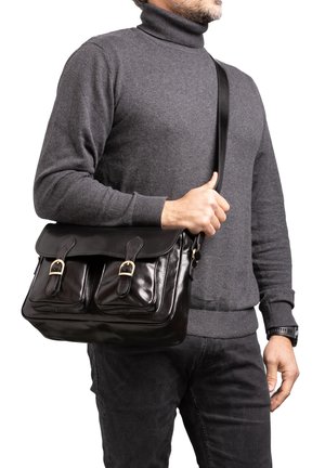 Borsa a tracolla in pelle nera con doppie tasche frontali, accessori in oro e tracolla regolabile. Finitura lucida e forma strutturata.