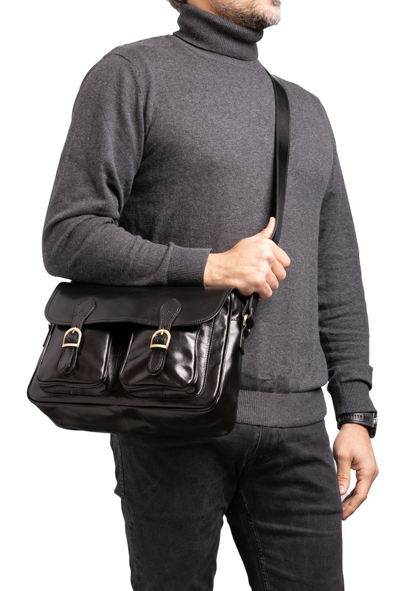 Borsa a tracolla in pelle nera con doppie tasche frontali, accessori in oro e tracolla regolabile. Finitura lucida e forma strutturata.