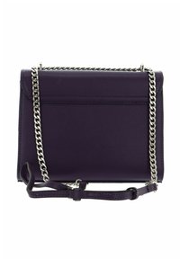 Sac à main en cuir violet de forme rectangulaire, avec une bandoulière en chaîne argentée, une texture lisse et une poche avant avec des détails de couture.